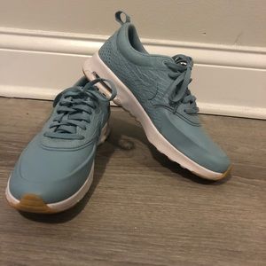 NIKE AIRMAX THEA WOMEN’S BABY BLUE SNEAKERS (7.5)